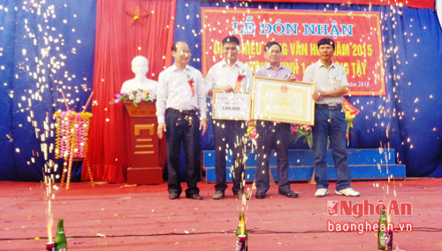 Đồng chí Hoàng Văn Phi - Bí thư huyện ủy Hưng Nguyên trao bằng công nhận Làng văn hóa cho nhân dân xóm 1 - Hưng Thịnh.