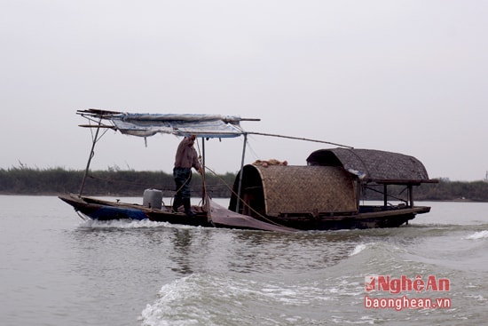 Ngoài việc đầm mình giữa dòng nước người dân xã Hưng Lam còn dùng thuyền máy cào hến