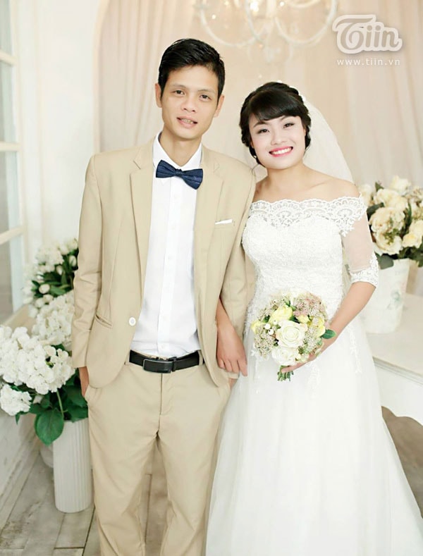Thiệp cưới mô phỏng tờ báo, cặp đôi Nghệ An, đám cưới