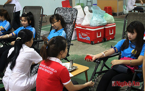 Chương trình vận được 500 sinh viên tham gia và thu đươc 200 đơn vị máu
