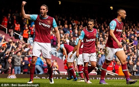 “Người hùng” Carroll với cú hat-trick giúp đội chủ nhà cầm chân Arsenal