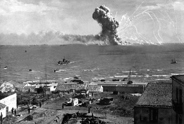 Quân Đồng minh đổ bộ lên đảo Sicily (Ý) vào tháng 7/1943.