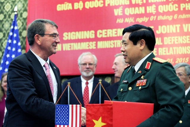 Bộ trưởng Quốc phòng Phùng Quang Thanh và Bộ trưởng Quốc phòng Mỹ Ashton Carter. 