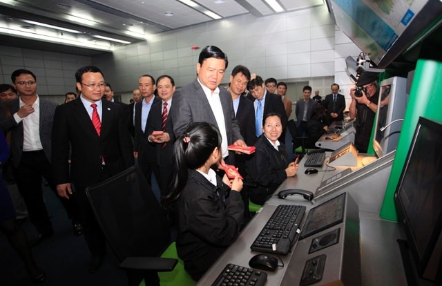 Bộ trưởng Đinh La Thăng chúc Tết Tổng công ty Quản lý bay Việt Nam tối 18/2/2015.