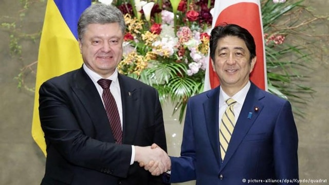 Tổng thống Ukraine Poroshenko và Thủ tướng Nhật Bản Shinzo Abe. Ảnh: dpa.