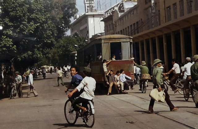 Hà Nội 1988 - Phố Hàng Đào, trên nền chợ Đồng Xuân