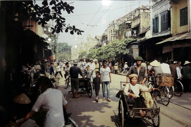 Hà Nội 1984 - Xích lô và những bó hương phơi khô trên khu Phố cổ.
