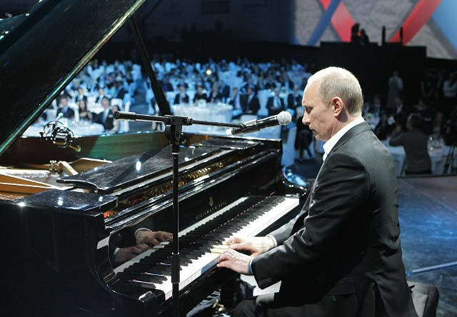 Ông Vladimir Putin trong buổi hòa nhạc từ thiện giúp đỡ bệnh nhi ung thư tại Saint-Peterburg, năm 2010 .