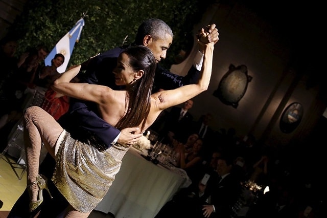 Tổng thống Hoa Kỳ Barack Obama nhảy tango tại buổi chiêu đãi Nhà nước ở Buenos Aires, Argentina, năm 2016 .