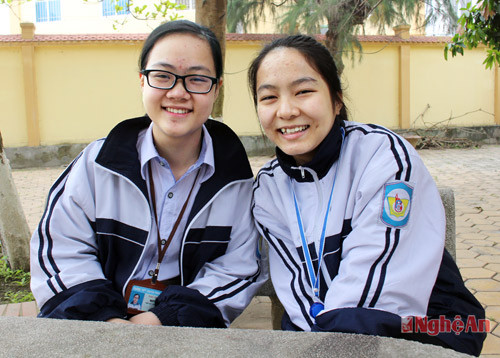 Hoàng Thái Cẩm Linh (bên phải) cùng bạn học.