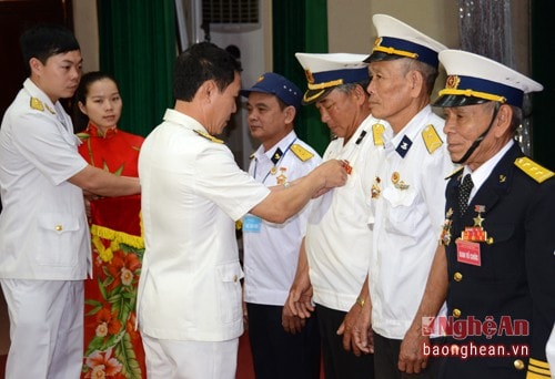 Trao kỷ niệm chương đặc công hải quân cho các cựu chiến binh Lữ đoàn 126.