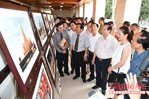 Các đại biểu xem triển lãm ảnh