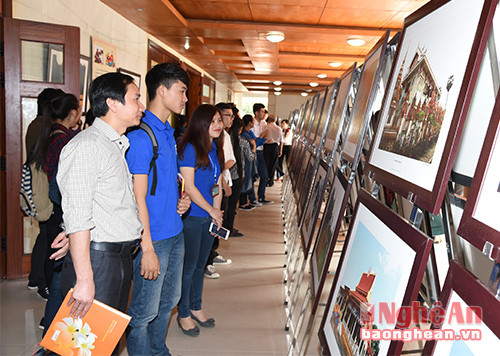 Đông đảo  sinh viên xem triển lãm