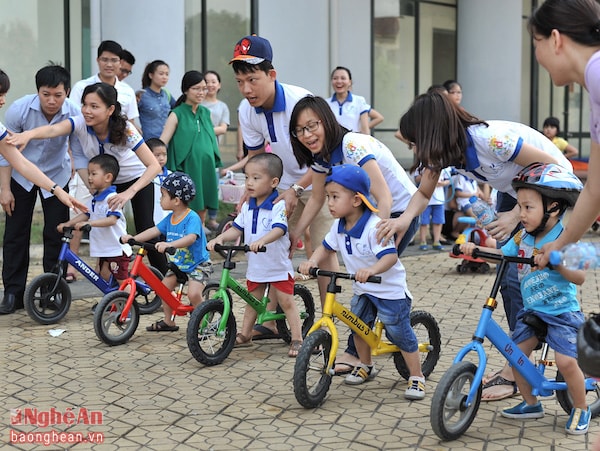 Bố mẹ và các bé hồi hộp vào vạch xuất phát. Những lời khích lệ, cổ vũ là cực kỳ cần thiết cho các tay đua nhí vào lúc này.