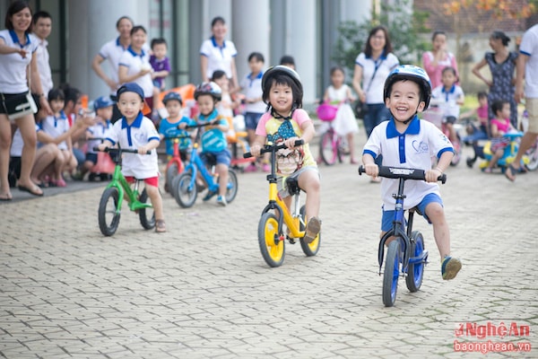 Cuộc đua bắt đầu! Các tay đua nhí đầy hào hứng trong sự cổ vũ nhiệt tình của các fan 