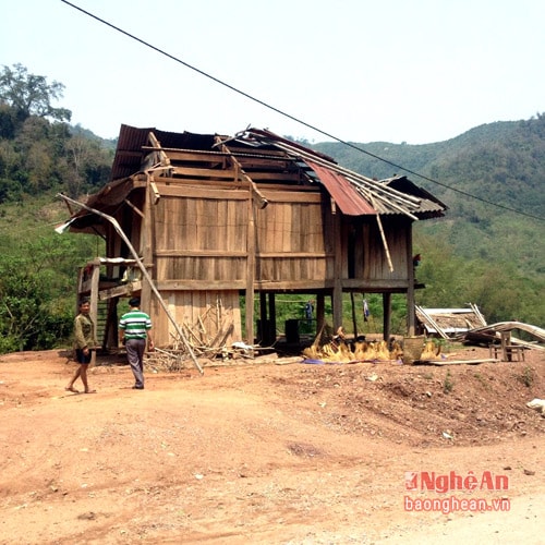 Một ngôi nhà tại huyện Tương Dương bị hư hỏng.