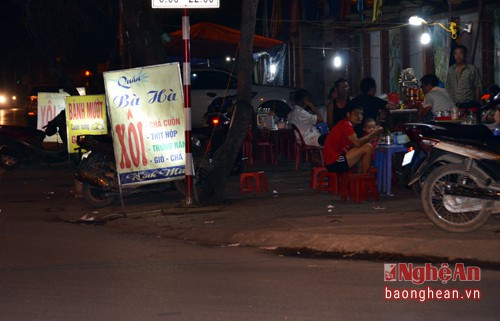 Bên cạnh các hàng giải khát, ăn vặt là hàng ăn đêm cũng chiếm vỉa hè, lòng đường.