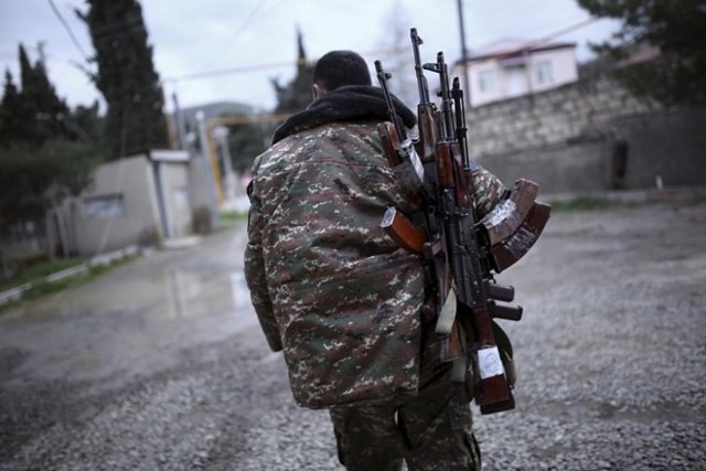 Một binh sỹ của lực lượng tự vệ Nagorny-Karabakh mang súng ở tỉnh Martakert, ngày 4/4. (Nguồn: Reuters)