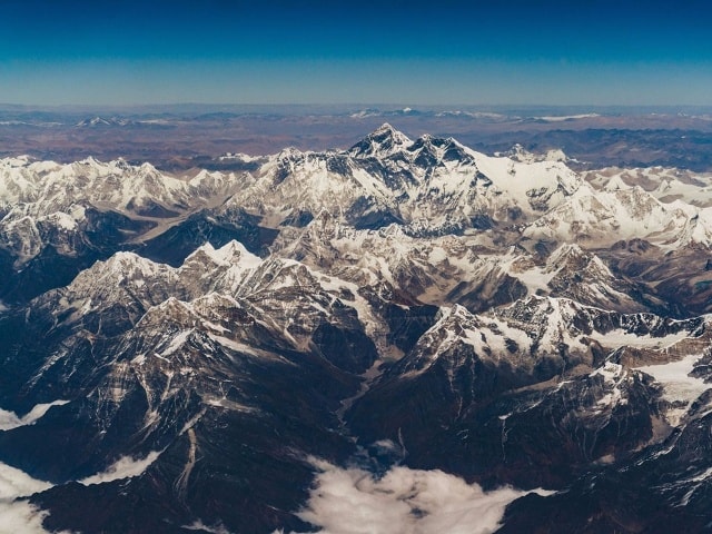 Bhutan là một trong những quốc gia hàng đầu thế giới về việc sử dụng năng lượng sạch. Phía dưới các ngọn núi là những đường hầm khổng lồ và tuabin thủy điện đón mưa và tuyết tan từ Himalaya để cung cấp điện cho quốc gia.