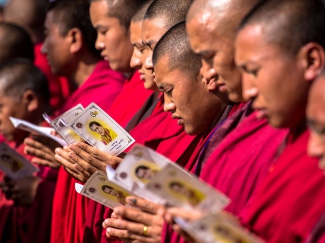Người dân Bhutan rất kính trọng hai đức vua. Các nhà sư đang tổ chức mừng lễ sinh nhật lần thứ 60 của Vua Jigme Singye Wangchuck vào tháng 11.