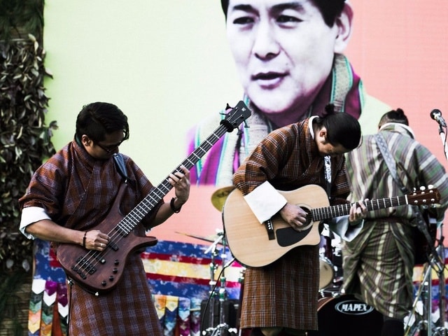 Lễ mừng còn có một lễ hội âm nhạc. Bhutan có đủ thể loại nhạc, từ rap đến pop, chịu ảnh hưởng từ các nghệ sĩ nổi tiếng trên thế giới.