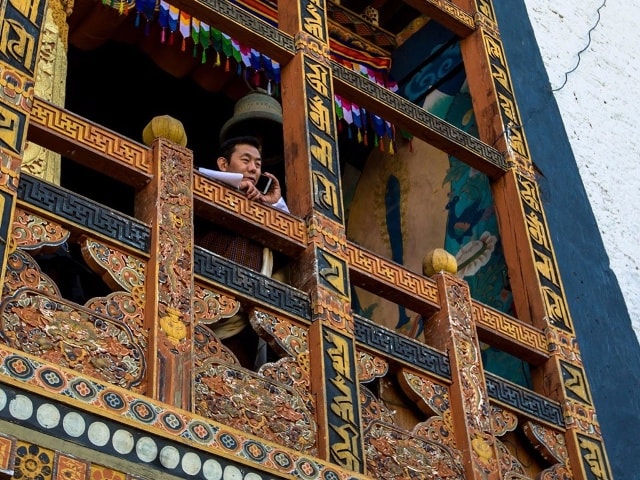 Vẫn giữ các truyền thống, nhưng Bhutan đang bắt đầu một cuộc cách mạng công nghệ. Tivi được hợp pháp hóa ở đây từ năm 1999, và điện thoại di động ngày càng trở nên phổ biến.