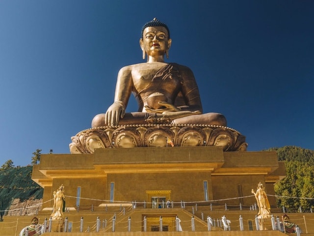 Các tu viện hàng trăm năm tuổi khá phổ biến ở Bhutan. Tượng Phật Dordenma ở Thimphu mới hơn. Tượng cao 52 m và là một trong những tượng Phật lớn nhất thế giới.