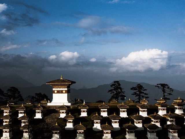 Một điểm tham quan nổi tiếng của Bhutan là đèo Dochula, nằm trên đường từ Thimphu tới Punakha, với khung cảnh dãy Himalaya hùng vĩ.