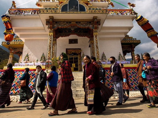 Người dân ở Thimphu thường tới đền Chorten, đi theo chiều kim đồng hồ quanh đền và cầu nguyện.