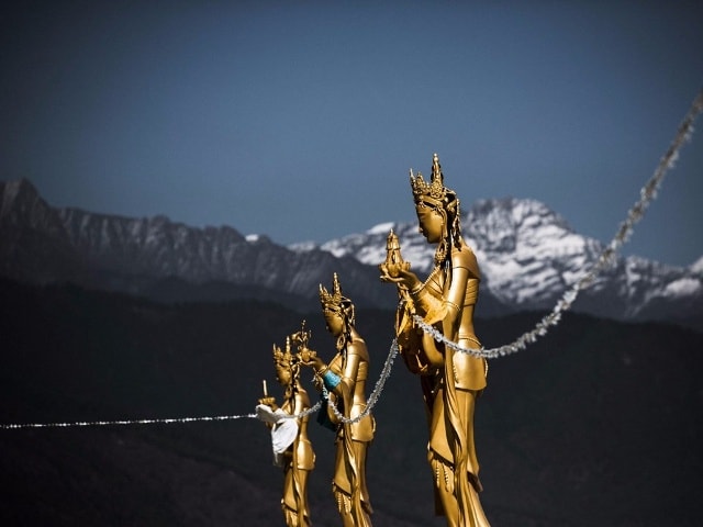 Tượng các Dakini, hay thiên thần trong thế giới Phật giáo, xuất hiện khắp thủ đô. Hiện tại Bhutan như đang trải qua cuộc cách mạng công nghiệp và công nghệ cùng lúc.