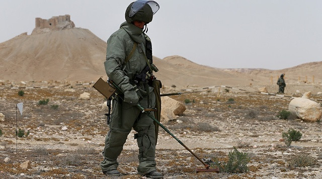 Công binh Nga tiến hành rà phá bom mìn tại Palmyra. Ảnh: Bộ Quốc phòng Nga.