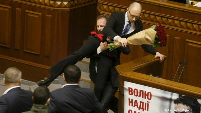 Ông Yatsenyuk bị người thuộc phe đối lập nhấc bổng khỏi bục phát biểu giữa Quốc hội. Ảnh: Reuters.