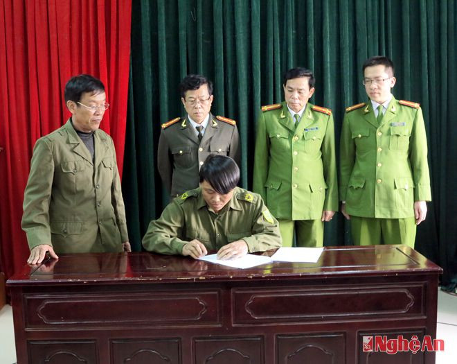 Công an Đô Lương đã tổ chức ký cam kết với trưởng Công an các xã không buôn bán, vận chuyển, tàng trữ đốt pháo nổ ở 33 xã, thị trấn.