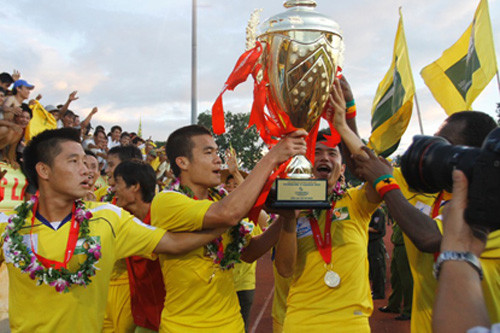 Các cầu thủ SLNA nâng cao chiếc Cup vô địch V League 2011