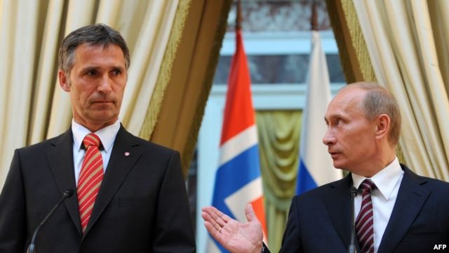 Tổng thống Nga Vladimir Putin (phải) và Tổng Thư ký NATO Jens Stoltenberg (trái) (Nguồn: AFP)