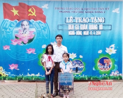 Trường tiểu học Nghĩa Đồng 2 trao đàn gà khăn quàng đỏ cho học sinh nghèo.