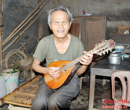 Những lúc rảnh rỗi, ông Nguyễn Sỹ Hồng thường làm bạn với chiếc đàn Măng-đô-lin.