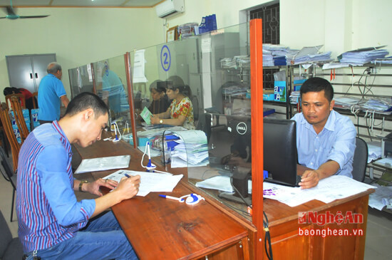 Một lao động trẻ kê khai hồ sơ hưởng Bảo hiểm thất nghiệp tại bộ phận một cửa BHXH thành phố Vinh