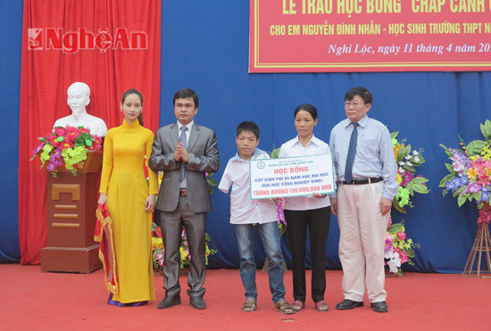 Đại diện Trường Đại học Công nghiệp Vinh trao học bổng cho em Nguyễn