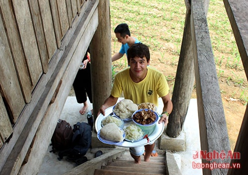 Trong tour du lịch khám phá này, các bạn trẻ còn được tìm hiểu ẩm thực Anh Yann Philippe (Du khách người Pháp) hào hứng khi được tìm hiểu về ẩm thực của đồng bào 