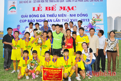 Đội TN Thủ thành Nguyên Mạnh (giữa) chụp ảnh với đội Đô Lương vô địch giải bóng đá TN - NĐ cúp Báo Nghệ An năm 2013 -Ảnh: Đức Dũng