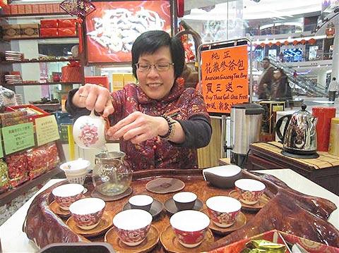 Trung Quốc: Cách uống trà phổ biến là bỏ lá chè xanh bỏ vào trong ấm và đun sôi nước đổ vào. Ngoài ra có thể thêm vào những vị thuốc Đông Y với mục đích thư giãn, thải độc, chữa bệnh… Người Trung Quốc quan niệm pha trà cho những người nhiều tuổi hơn, người già thường thể hiện sự tôn trọng, lễ phép, biểu lộ sự cám ơn hay hối lỗi. Người Trung Hoa chú trọng đến đường nét uốn lượn khi thể hiện việc uống trà, từ đó nâng nghệ thuật uống trà thành Trà Pháp.