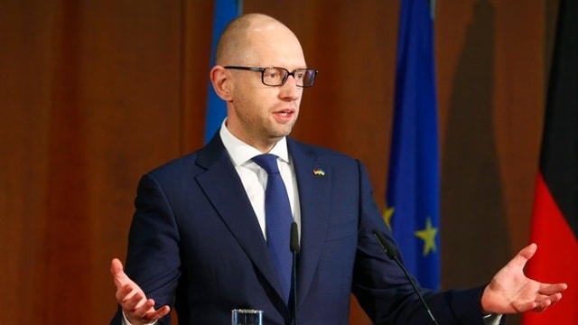 Thủ tướng Ukraine Arseniy Yatsenyuk thông báo việc từ chức. Ảnh: Reuters.