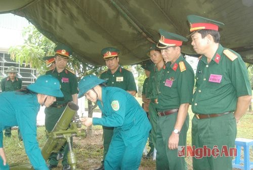 : Lực lượng Dân quân tự vệ thi thực hành các tiêu chuẩn chuyên ngành pháo thủ 1, 2, 3, 6.