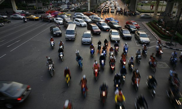 Trong lễ Songkran, trung bình mỗi giờ có 2,3 người chết và 160 người bị thương ở Thái Lan do tai nạn giao thông. Ảnh: Guardian.