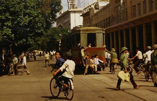 Từ 8/4, triển lãm Việt Nam những năm 80 của nhà báo Michel Blanchard tại Trung tâm văn hóa Pháp (Tràng Tiền, Hoàn Kiếm) giới thiệu tới công chúng những bức ảnh về đất nước, con người Việt Nam trước thời kỳ đổi mới. Là phóng viên của AFP từ năm 1976 đến năm 2006, Michel Blanchard đảm nhiệm vị trí giám đốc văn phòng AFP tại Hà Nội từ năm 1981 đến năm 1983.