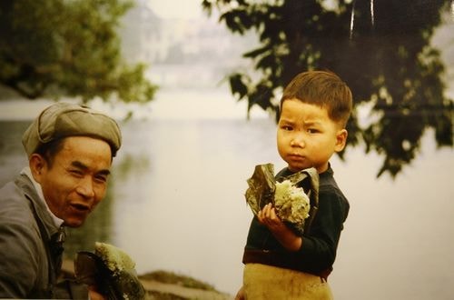 Cha và con bên bờ hồ Hoàn Kiếm. Trong ký ức của nhà báo Pháp, dù không hiểu tiếng nước ngoài nhưng người Việt Nam những năm 80 của thế kỷ 20 vẫn rất thân thiện, dễ gần. Nụ cười là thứ thường trực trên môi mỗi khi họ trông thấy ông giơ máy ảnh lên.