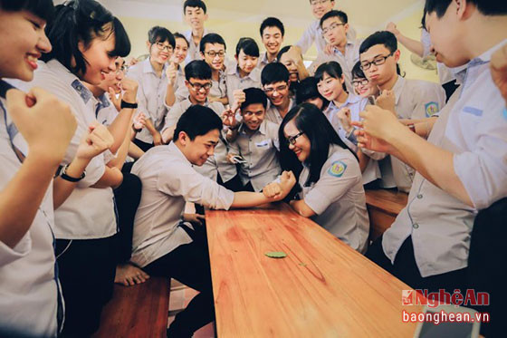 Học sinh trường Phan chụp ảnh kỷ yếu cho ngày chia tay học trò