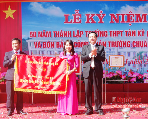Lê Minh Thông-UVBTV-Chủ nhiệm UBKT Tỉnh ủy trao tặng bức trướng cho Trường THPT Tân Kỳ nhân dịp  kỷ niệm 50 năm thành lập và đón Bằng công nhận đạt chuẩn Quốc gia. 