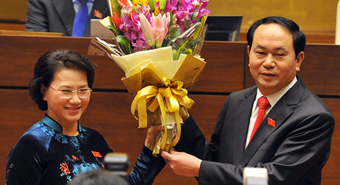 Chủ tịch Quốc hội Nguyễn Thị Kim Ngân tặng hoa chúc mừng tân Chủ tịch nước Trần Đại Quang.